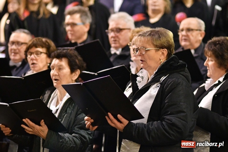 Zdjęcie w galerii na portalu naszraciborz.pl: Chór Pueri Claromontani z Jasnej Góry zaśpiewał dziś w kościele NSPJ  wiadomości z regionu