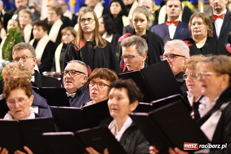 Zdjęcie w galerii na portalu naszraciborz.pl: Chór Pueri Claromontani z Jasnej Góry zaśpiewał dziś w kościele NSPJ  wiadomości z regionu
