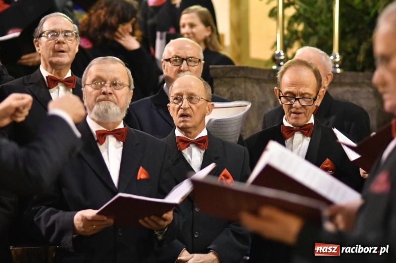 Zdjęcie w galerii na portalu naszraciborz.pl: Chór Pueri Claromontani z Jasnej Góry zaśpiewał dziś w kościele NSPJ  wiadomości z regionu