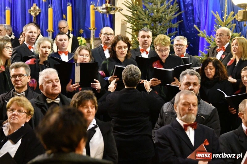 Zdjęcie w galerii na portalu naszraciborz.pl: Chór Pueri Claromontani z Jasnej Góry zaśpiewał dziś w kościele NSPJ  wiadomości z regionu