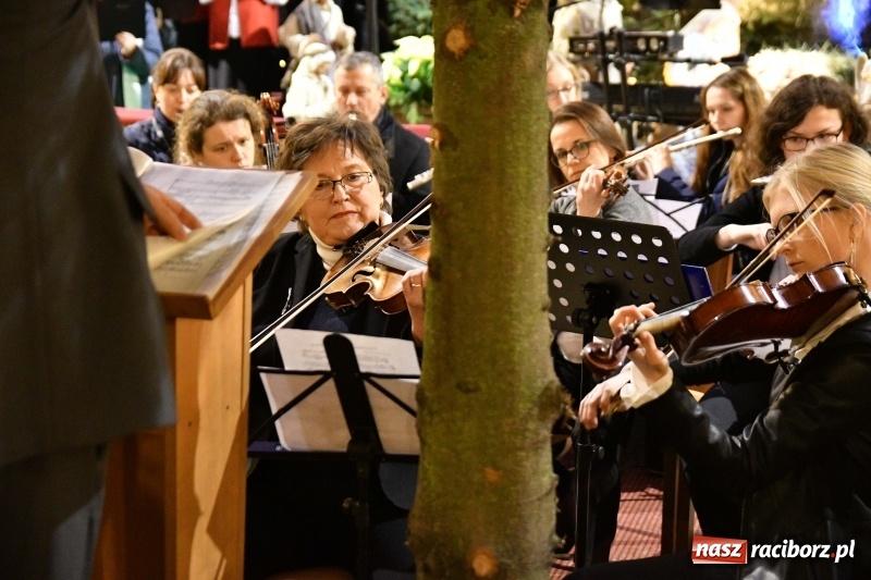 Zdjęcie w galerii na portalu naszraciborz.pl: Chór Pueri Claromontani z Jasnej Góry zaśpiewał dziś w kościele NSPJ  wiadomości z regionu