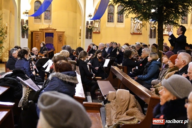 Zdjęcie w galerii na portalu naszraciborz.pl: Chór Pueri Claromontani z Jasnej Góry zaśpiewał dziś w kościele NSPJ  wiadomości z regionu