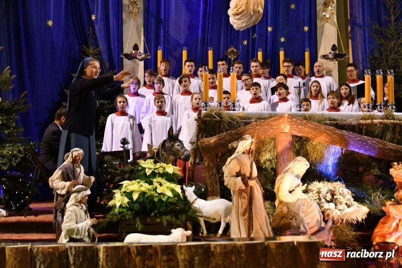 Zdjęcie w galerii na portalu naszraciborz.pl: Chór Pueri Claromontani z Jasnej Góry zaśpiewał dziś w kościele NSPJ  wiadomości z regionu