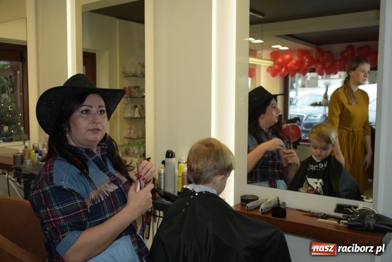 Zdjęcie w galerii na portalu naszraciborz.pl: W Tworkowie w salonie U Luizy znów zagrała orkiestra. Zebrano blisko 13,5 tys. zł  wiadomości z regionu
