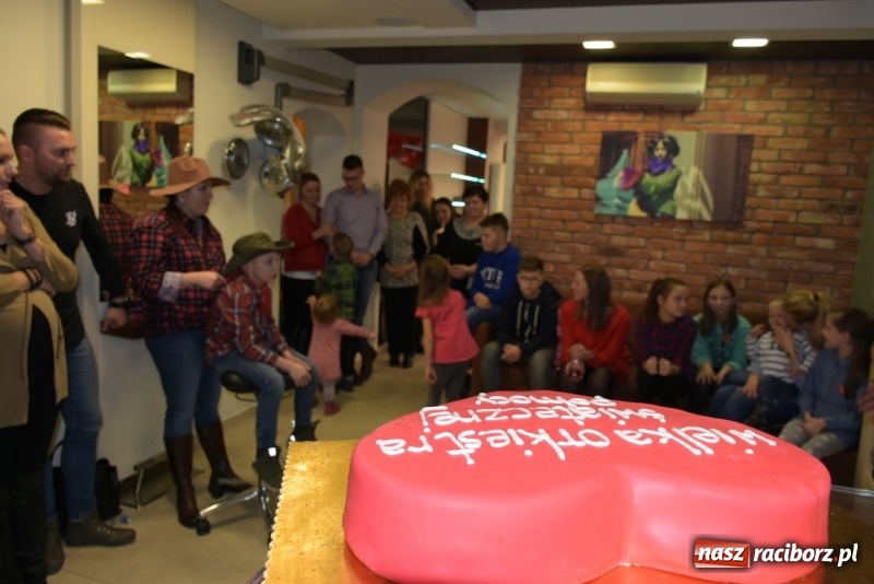 Zdjęcie w galerii na portalu naszraciborz.pl: W Tworkowie w salonie U Luizy znów zagrała orkiestra. Zebrano blisko 13,5 tys. zł  wiadomości z regionu