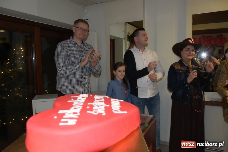 Zdjęcie w galerii na portalu naszraciborz.pl: W Tworkowie w salonie U Luizy znów zagrała orkiestra. Zebrano blisko 13,5 tys. zł  wiadomości z regionu