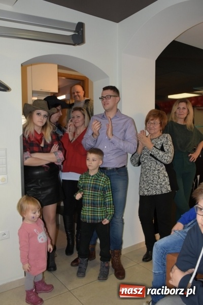 Zdjęcie w galerii na portalu naszraciborz.pl: W Tworkowie w salonie U Luizy znów zagrała orkiestra. Zebrano blisko 13,5 tys. zł  wiadomości z regionu