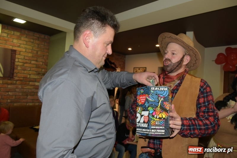 Zdjęcie w galerii na portalu naszraciborz.pl: W Tworkowie w salonie U Luizy znów zagrała orkiestra. Zebrano blisko 13,5 tys. zł  wiadomości z regionu