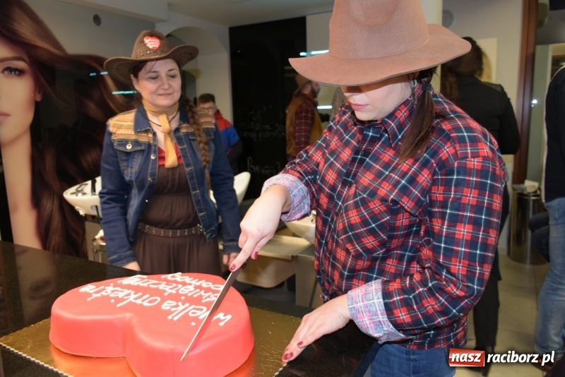 Zdjęcie w galerii na portalu naszraciborz.pl: W Tworkowie w salonie U Luizy znów zagrała orkiestra. Zebrano blisko 13,5 tys. zł  wiadomości z regionu