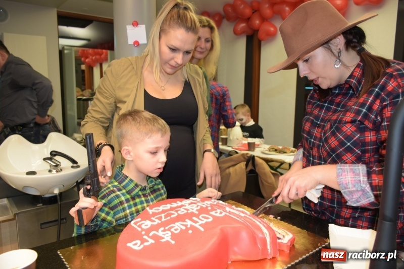 Zdjęcie w galerii na portalu naszraciborz.pl: W Tworkowie w salonie U Luizy znów zagrała orkiestra. Zebrano blisko 13,5 tys. zł  wiadomości z regionu