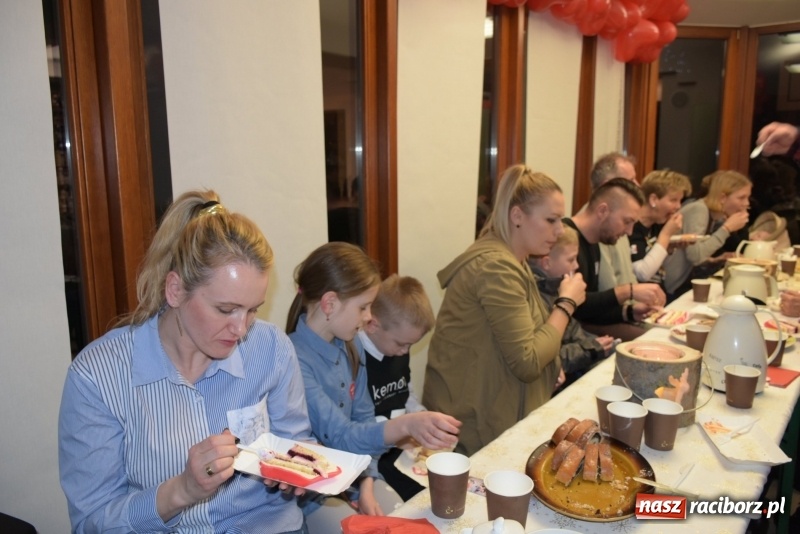 Zdjęcie w galerii na portalu naszraciborz.pl: W Tworkowie w salonie U Luizy znów zagrała orkiestra. Zebrano blisko 13,5 tys. zł  wiadomości z regionu