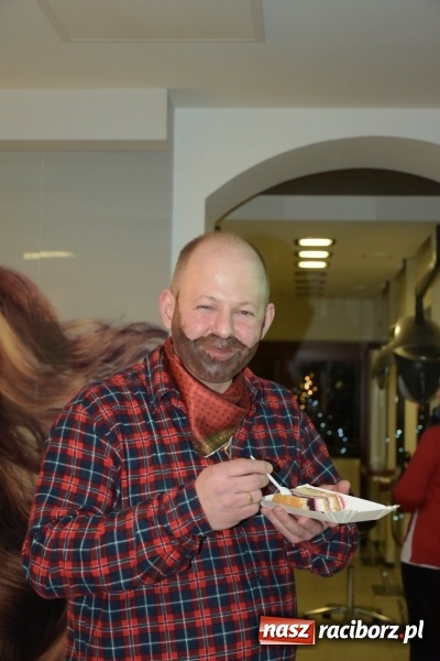 Zdjęcie w galerii na portalu naszraciborz.pl: W Tworkowie w salonie U Luizy znów zagrała orkiestra. Zebrano blisko 13,5 tys. zł  wiadomości z regionu