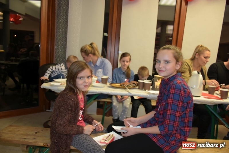 Zdjęcie w galerii na portalu naszraciborz.pl: W Tworkowie w salonie U Luizy znów zagrała orkiestra. Zebrano blisko 13,5 tys. zł  wiadomości z regionu