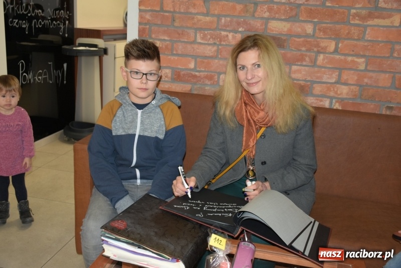 Zdjęcie w galerii na portalu naszraciborz.pl: W Tworkowie w salonie U Luizy znów zagrała orkiestra. Zebrano blisko 13,5 tys. zł  wiadomości z regionu