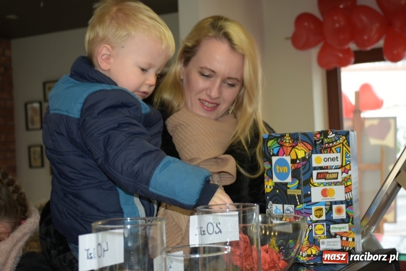 Zdjęcie w galerii na portalu naszraciborz.pl: W Tworkowie w salonie U Luizy znów zagrała orkiestra. Zebrano blisko 13,5 tys. zł  wiadomości z regionu