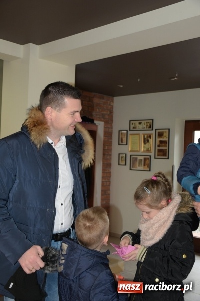 Zdjęcie w galerii na portalu naszraciborz.pl: W Tworkowie w salonie U Luizy znów zagrała orkiestra. Zebrano blisko 13,5 tys. zł  wiadomości z regionu