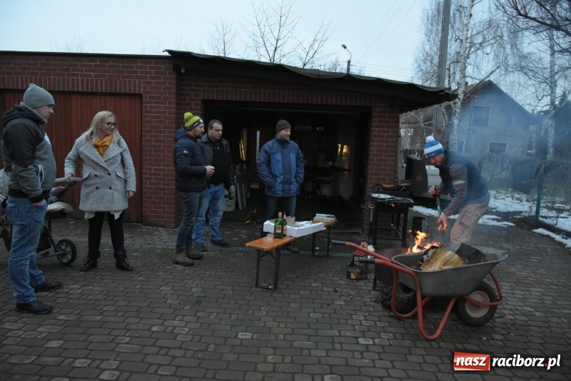 Zdjęcie w galerii na portalu naszraciborz.pl: W Tworkowie w salonie U Luizy znów zagrała orkiestra. Zebrano blisko 13,5 tys. zł  wiadomości z regionu
