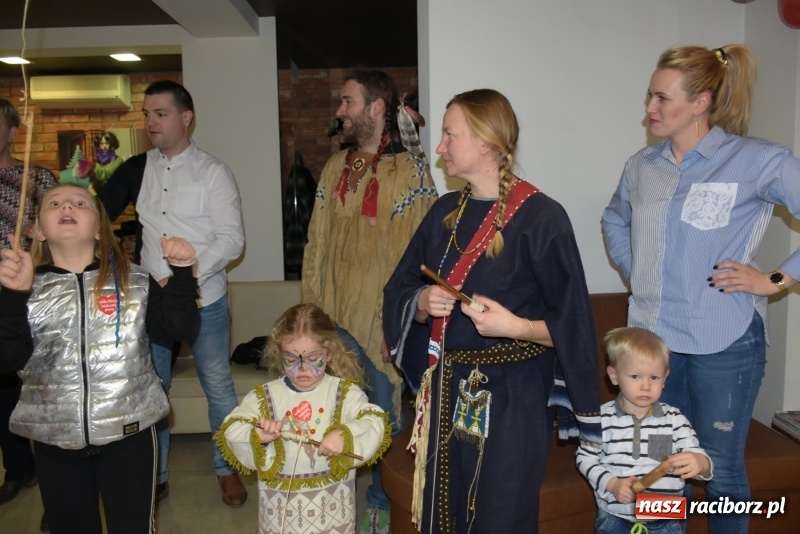 Zdjęcie w galerii na portalu naszraciborz.pl: W Tworkowie w salonie U Luizy znów zagrała orkiestra. Zebrano blisko 13,5 tys. zł  wiadomości z regionu