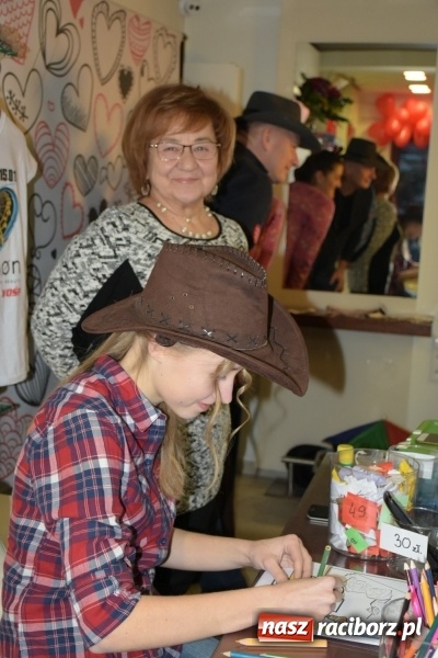 Zdjęcie w galerii na portalu naszraciborz.pl: W Tworkowie w salonie U Luizy znów zagrała orkiestra. Zebrano blisko 13,5 tys. zł  wiadomości z regionu