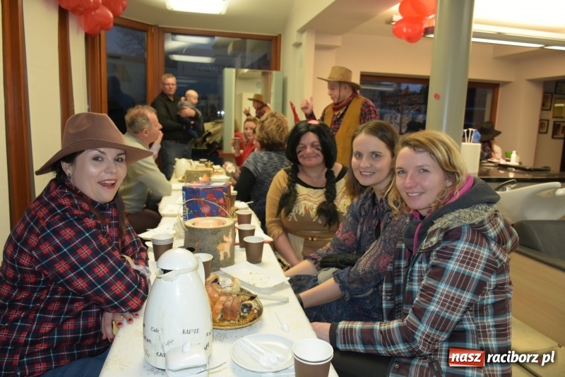 Zdjęcie w galerii na portalu naszraciborz.pl: W Tworkowie w salonie U Luizy znów zagrała orkiestra. Zebrano blisko 13,5 tys. zł  wiadomości z regionu