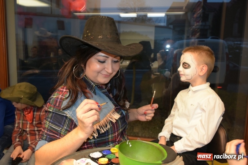 Zdjęcie w galerii na portalu naszraciborz.pl: W Tworkowie w salonie U Luizy znów zagrała orkiestra. Zebrano blisko 13,5 tys. zł  wiadomości z regionu