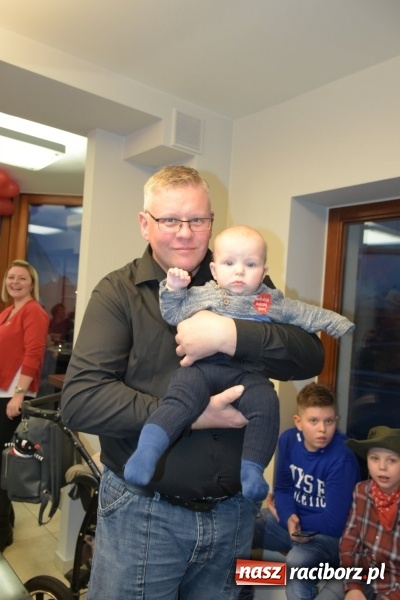 Zdjęcie w galerii na portalu naszraciborz.pl: W Tworkowie w salonie U Luizy znów zagrała orkiestra. Zebrano blisko 13,5 tys. zł  wiadomości z regionu