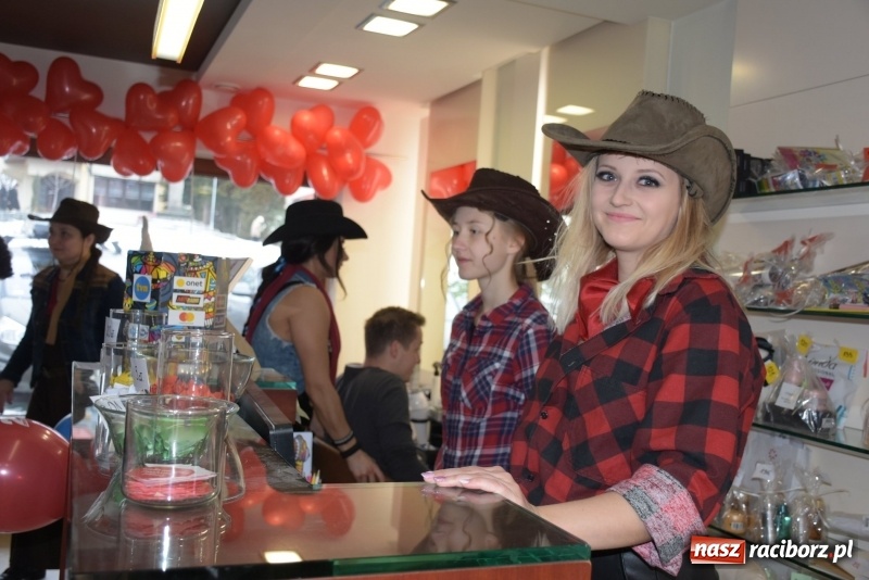 Zdjęcie w galerii na portalu naszraciborz.pl: W Tworkowie w salonie U Luizy znów zagrała orkiestra. Zebrano blisko 13,5 tys. zł  wiadomości z regionu