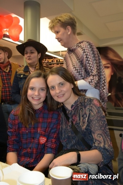 Zdjęcie w galerii na portalu naszraciborz.pl: W Tworkowie w salonie U Luizy znów zagrała orkiestra. Zebrano blisko 13,5 tys. zł  wiadomości z regionu