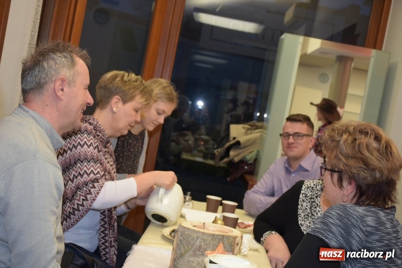 Zdjęcie w galerii na portalu naszraciborz.pl: W Tworkowie w salonie U Luizy znów zagrała orkiestra. Zebrano blisko 13,5 tys. zł  wiadomości z regionu