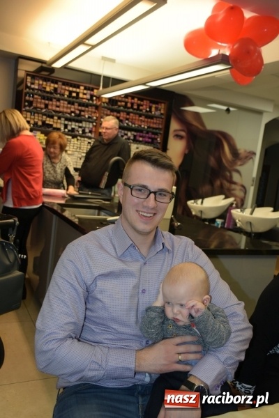 Zdjęcie w galerii na portalu naszraciborz.pl: W Tworkowie w salonie U Luizy znów zagrała orkiestra. Zebrano blisko 13,5 tys. zł  wiadomości z regionu