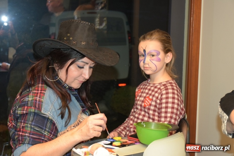 Zdjęcie w galerii na portalu naszraciborz.pl: W Tworkowie w salonie U Luizy znów zagrała orkiestra. Zebrano blisko 13,5 tys. zł  wiadomości z regionu