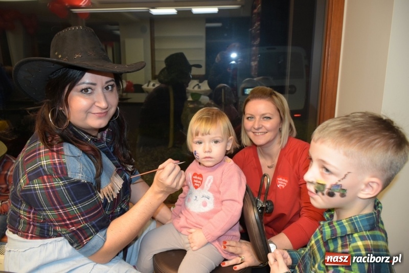 Zdjęcie w galerii na portalu naszraciborz.pl: W Tworkowie w salonie U Luizy znów zagrała orkiestra. Zebrano blisko 13,5 tys. zł  wiadomości z regionu