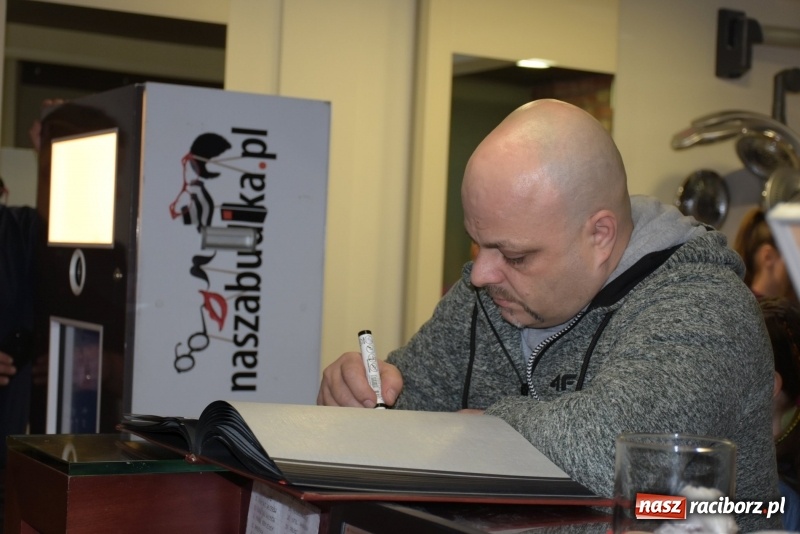 Zdjęcie w galerii na portalu naszraciborz.pl: W Tworkowie w salonie U Luizy znów zagrała orkiestra. Zebrano blisko 13,5 tys. zł  wiadomości z regionu