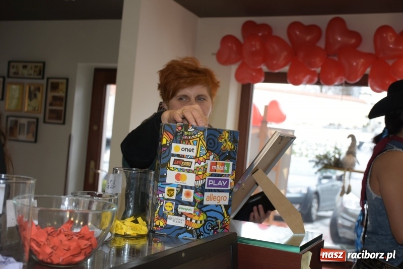 Zdjęcie w galerii na portalu naszraciborz.pl: W Tworkowie w salonie U Luizy znów zagrała orkiestra. Zebrano blisko 13,5 tys. zł  wiadomości z regionu