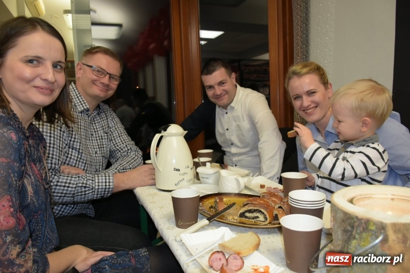 Zdjęcie w galerii na portalu naszraciborz.pl: W Tworkowie w salonie U Luizy znów zagrała orkiestra. Zebrano blisko 13,5 tys. zł  wiadomości z regionu