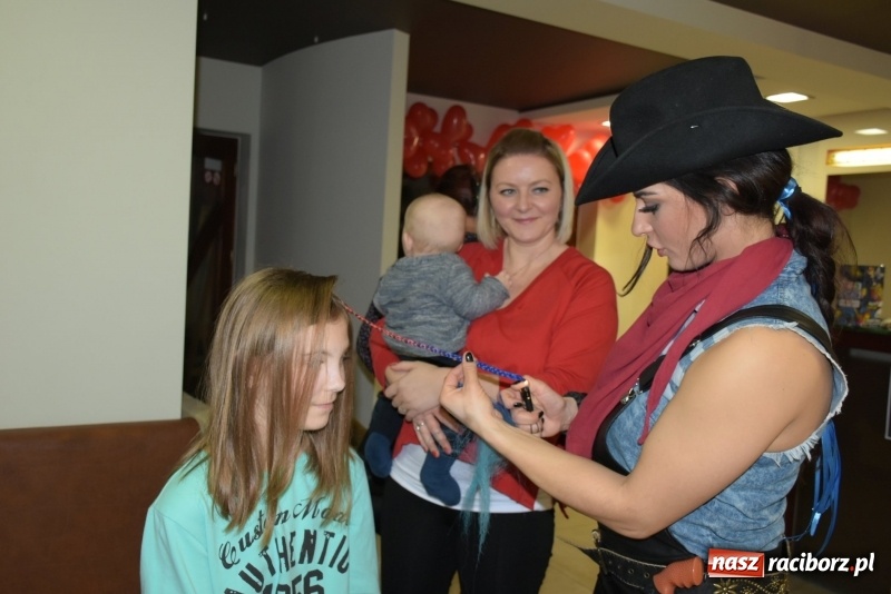 Zdjęcie w galerii na portalu naszraciborz.pl: W Tworkowie w salonie U Luizy znów zagrała orkiestra. Zebrano blisko 13,5 tys. zł  wiadomości z regionu