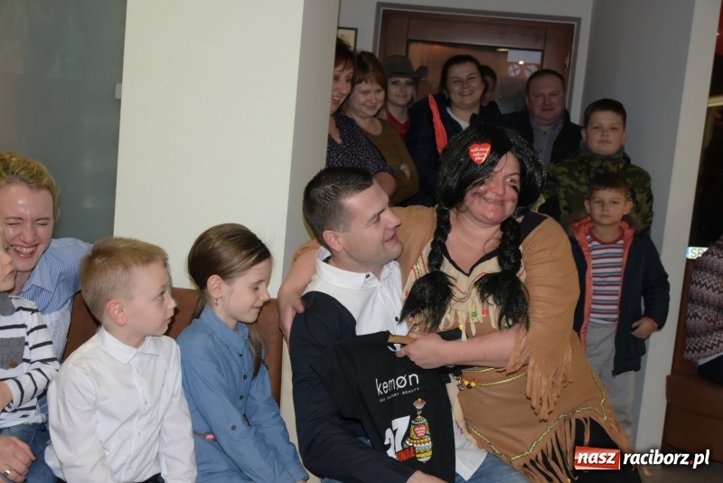 Zdjęcie w galerii na portalu naszraciborz.pl: W Tworkowie w salonie U Luizy znów zagrała orkiestra. Zebrano blisko 13,5 tys. zł  wiadomości z regionu