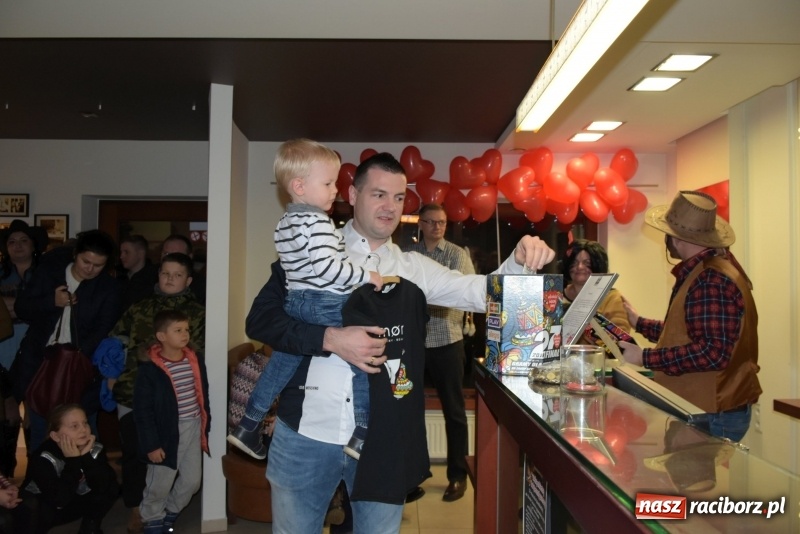 Zdjęcie w galerii na portalu naszraciborz.pl: W Tworkowie w salonie U Luizy znów zagrała orkiestra. Zebrano blisko 13,5 tys. zł  wiadomości z regionu