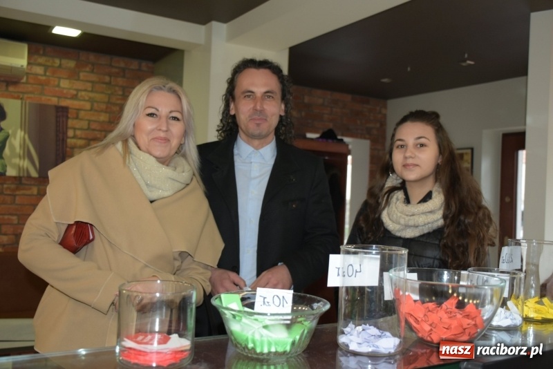 Zdjęcie w galerii na portalu naszraciborz.pl: W Tworkowie w salonie U Luizy znów zagrała orkiestra. Zebrano blisko 13,5 tys. zł  wiadomości z regionu