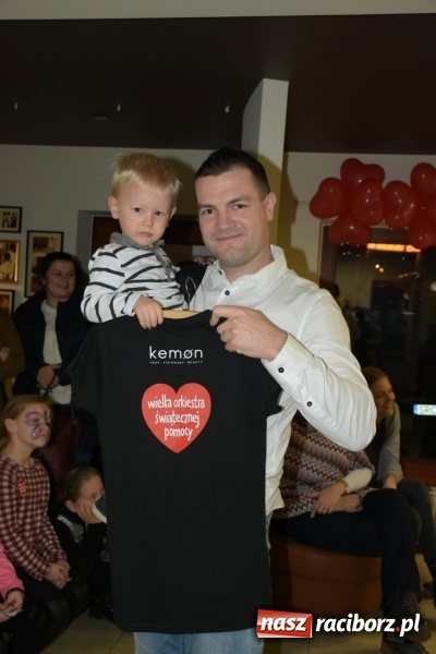 Zdjęcie w galerii na portalu naszraciborz.pl: W Tworkowie w salonie U Luizy znów zagrała orkiestra. Zebrano blisko 13,5 tys. zł  wiadomości z regionu