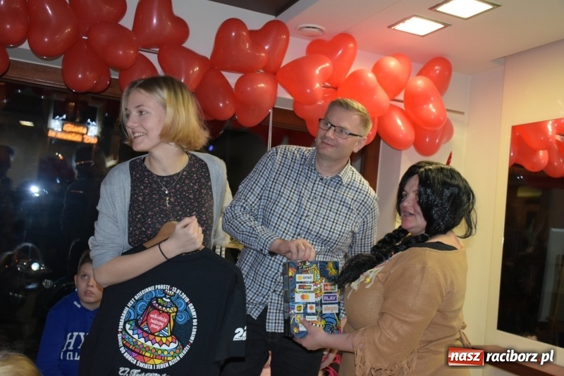 Zdjęcie w galerii na portalu naszraciborz.pl: W Tworkowie w salonie U Luizy znów zagrała orkiestra. Zebrano blisko 13,5 tys. zł  wiadomości z regionu