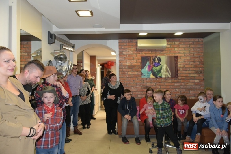 Zdjęcie w galerii na portalu naszraciborz.pl: W Tworkowie w salonie U Luizy znów zagrała orkiestra. Zebrano blisko 13,5 tys. zł  wiadomości z regionu