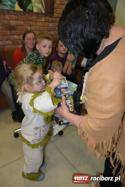 Zdjęcie w galerii na portalu naszraciborz.pl: W Tworkowie w salonie U Luizy znów zagrała orkiestra. Zebrano blisko 13,5 tys. zł  wiadomości z regionu