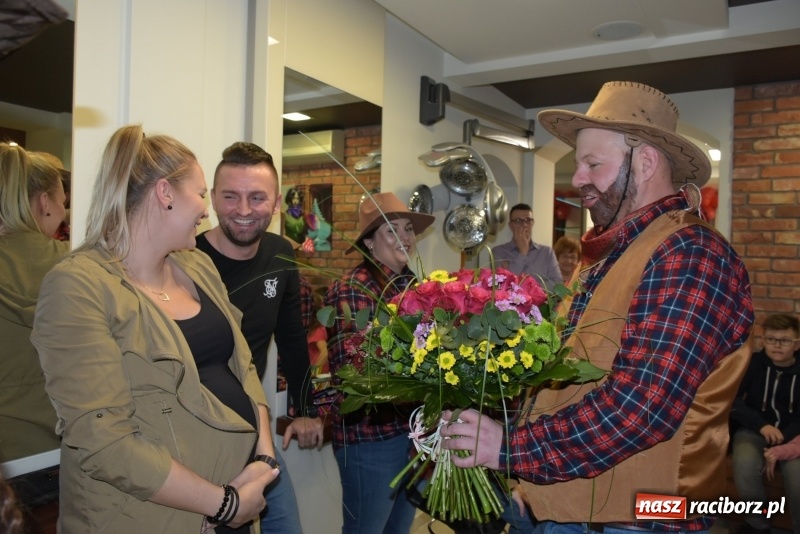 Zdjęcie w galerii na portalu naszraciborz.pl: W Tworkowie w salonie U Luizy znów zagrała orkiestra. Zebrano blisko 13,5 tys. zł  wiadomości z regionu