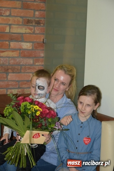 Zdjęcie w galerii na portalu naszraciborz.pl: W Tworkowie w salonie U Luizy znów zagrała orkiestra. Zebrano blisko 13,5 tys. zł  wiadomości z regionu