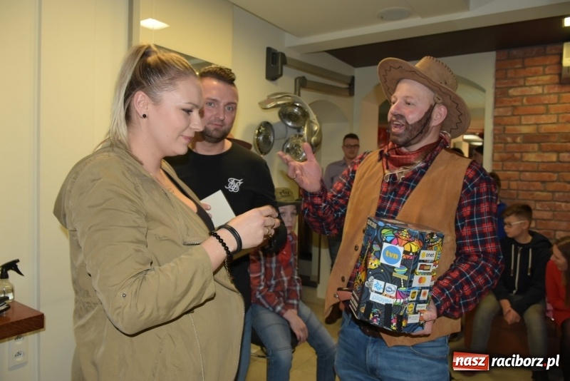 Zdjęcie w galerii na portalu naszraciborz.pl: W Tworkowie w salonie U Luizy znów zagrała orkiestra. Zebrano blisko 13,5 tys. zł  wiadomości z regionu