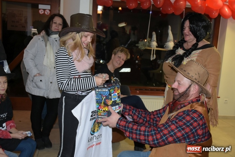 Zdjęcie w galerii na portalu naszraciborz.pl: W Tworkowie w salonie U Luizy znów zagrała orkiestra. Zebrano blisko 13,5 tys. zł  wiadomości z regionu