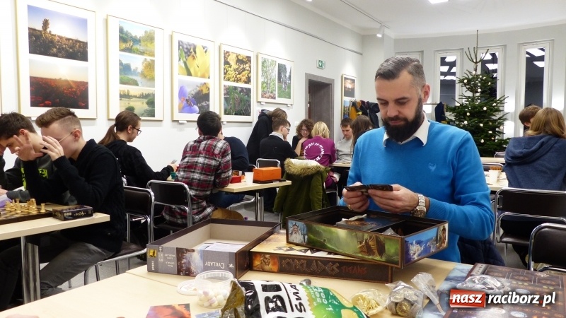 Zdjęcie w galerii na portalu naszraciborz.pl: Planszówkowa uczta w raciborskiej bibliotece wiadomości z regionu