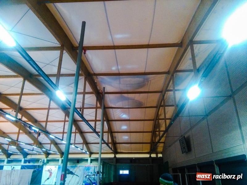Zdjęcie w galerii na portalu naszraciborz.pl: Odwilż pozwoliła odpompować wodę z dachu hali ZSOMS  wiadomości z regionu