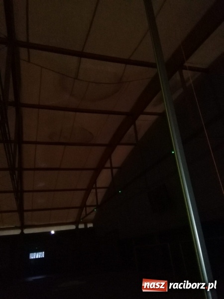 Zdjęcie w galerii na portalu naszraciborz.pl: Odwilż pozwoliła odpompować wodę z dachu hali ZSOMS  wiadomości z regionu